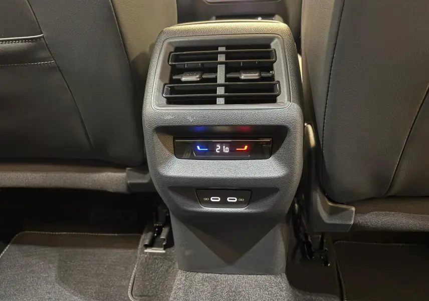 Vue rapprochée de la console arrière avec réglage climatisation et ports USB du Volkswagen Tiguan Nightshade Blue 2024.