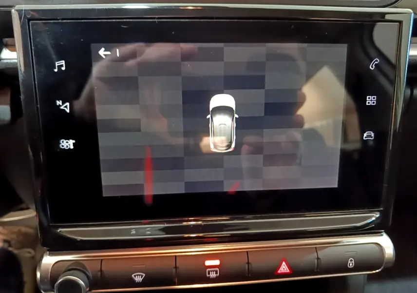 Écran tactile central affichant la vue aérienne d'une Citroën C3 blanche, intérieur du tableau de bord.