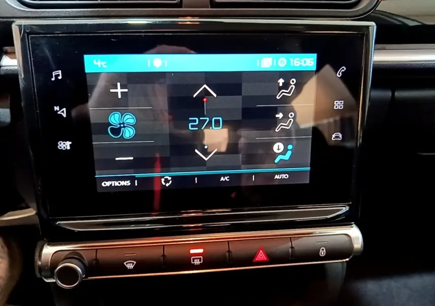 Écran tactile central affichant la climatisation à 27°C dans l'habitacle d'une Citroën C3 2020.