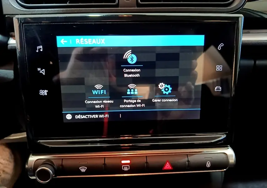 Écran tactile central de la Citroën C3 blanc 2020 affichant les options de connexion Wi-Fi et Bluetooth.