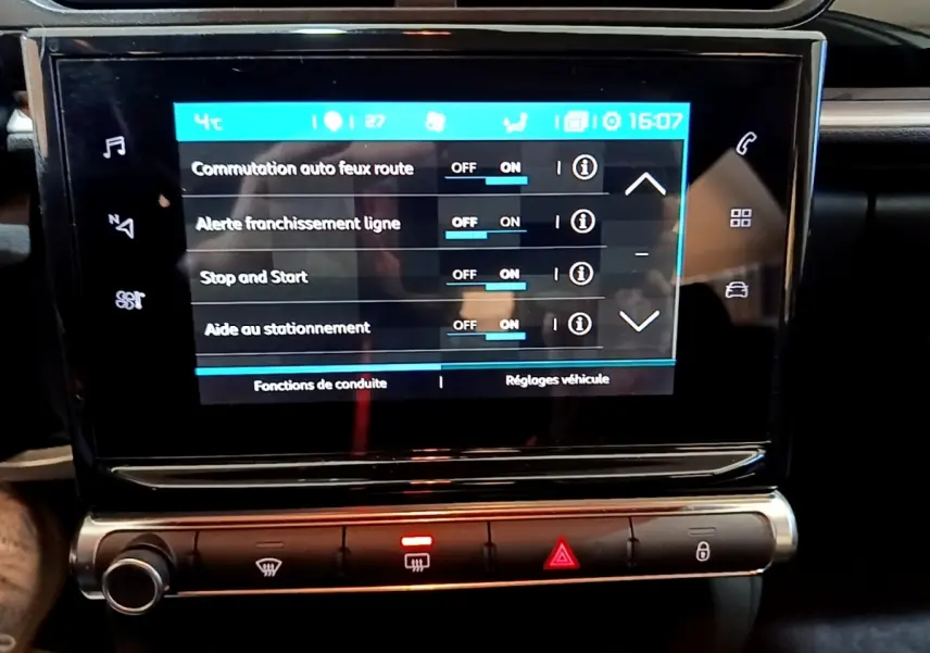 Écran tactile central de la Citroën C3 blanc 2020 affichant les réglages d’aides à la conduite.