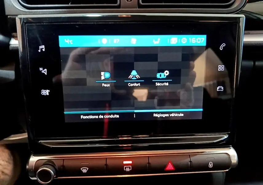 Écran tactile central affichant les réglages de conduite dans l’habitacle d’une Citroën C3 blanche de 2020.