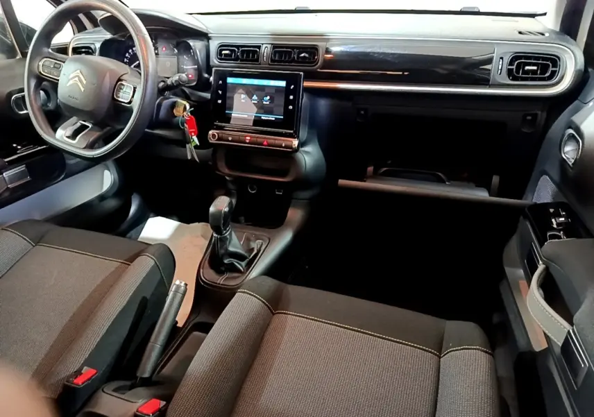 Vue intérieure avant droite de la Citroën C3 2020, tableau de bord noir avec écran tactile 7 pouces et volant multifonctions.