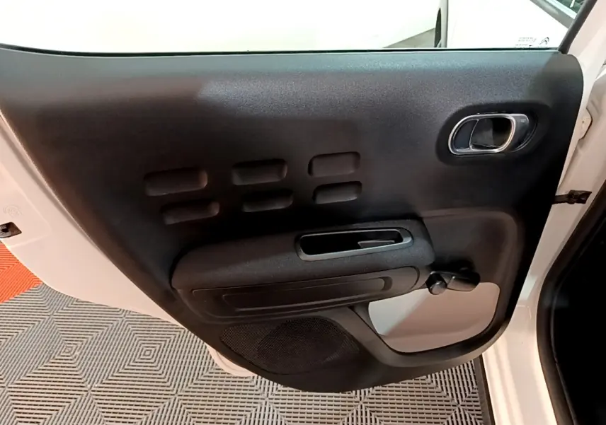 Vue rapprochée de la porte arrière droite noire et blanche d'une Citroën C3 PureTech 82 S&S BVM Feel Business 2020.