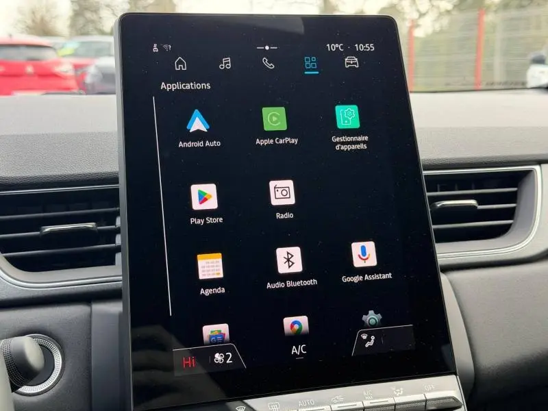 Vue rapprochée de l’écran tactile central du Renault Captur 2025, affichant les applications connectées dans un intérieur sobre.