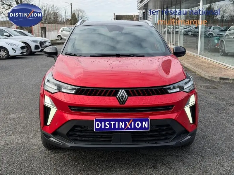 Vue avant d'un Renault Captur 2025 Rouge Flamme avec éclairage LED distinctif et calandre noire brillante.