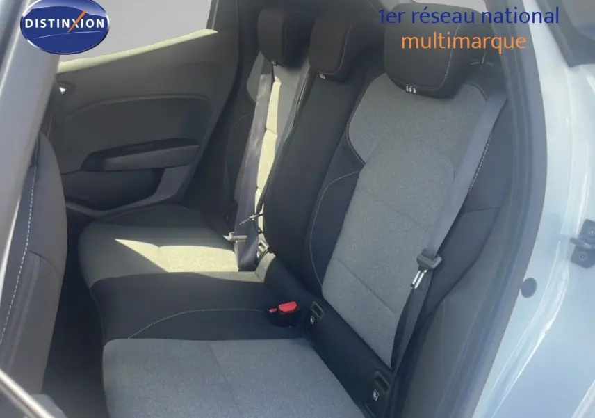 Vue intérieure côté droit sur les sièges arrière tissu gris et noir d'une Renault Clio blanche 2025.