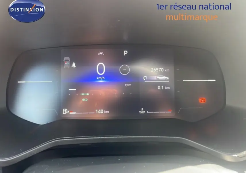 Tableau de bord numérique de Renault Clio blanc 2025, affichant vitesse à 0 km/h et compteur kilométrique à 26 570 km.
