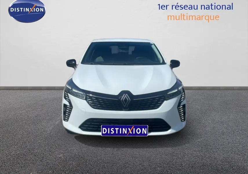 Vue frontale d'une Renault Clio blanche 2025 avec calandre noire et phares LED distinctifs, sur fond neutre.