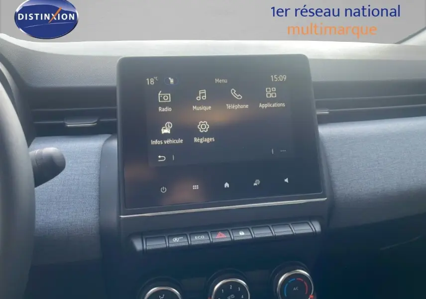Vue rapprochée de l’écran tactile central et de la console de la Renault Clio blanche, affichant le menu multimédia.