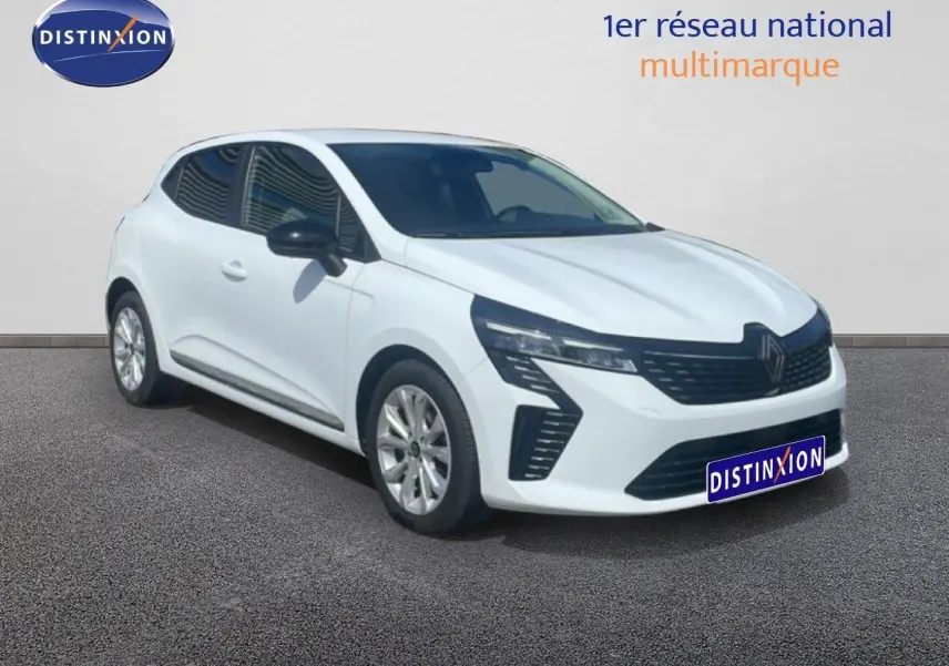 Renault Clio blanche vue 3/4 avant droit, avec calandre noire et phares LED distinctifs.