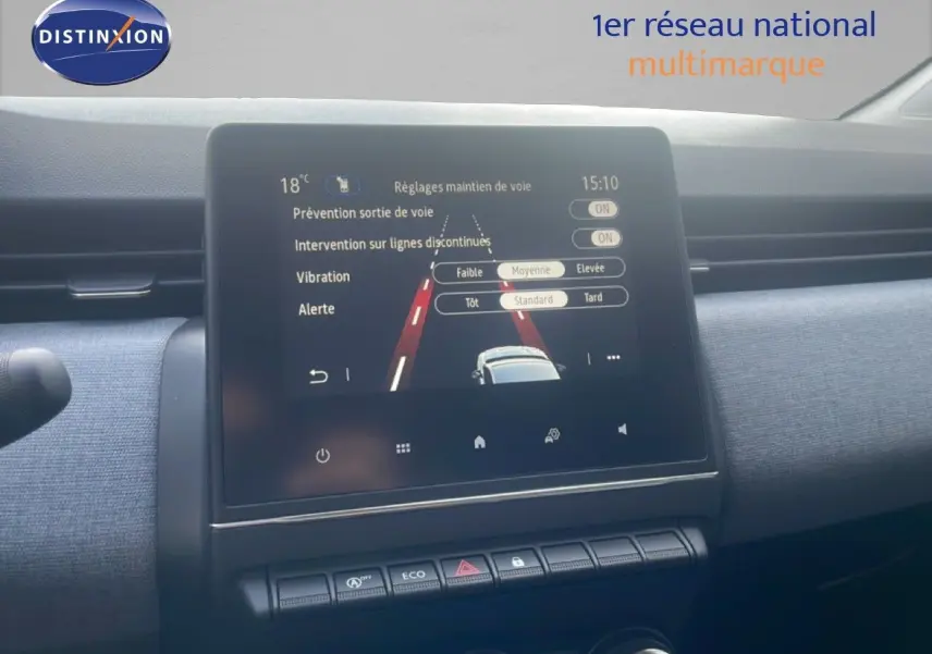 Écran tactile central affichant les réglages d’aide à la conduite dans l’habitacle d’une Renault Clio blanche.
