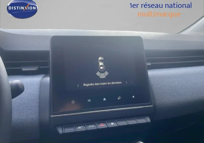 Écran tactile central du tableau de bord de la Renault Clio blanche 2025, avec commandes et finition tissu gris.