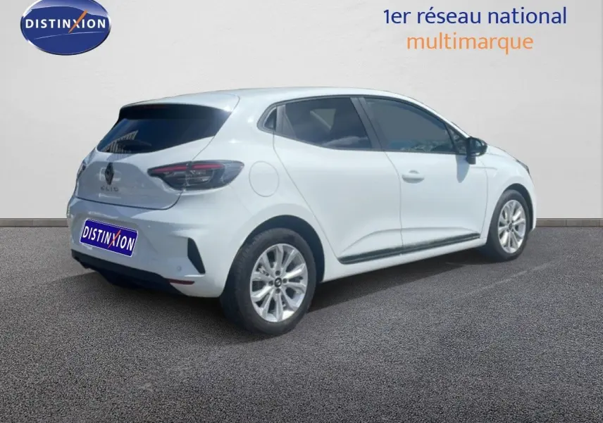 Renault Clio blanche vue en 3/4 arrière droit, avec vitres teintées et jantes alliage 16 pouces.