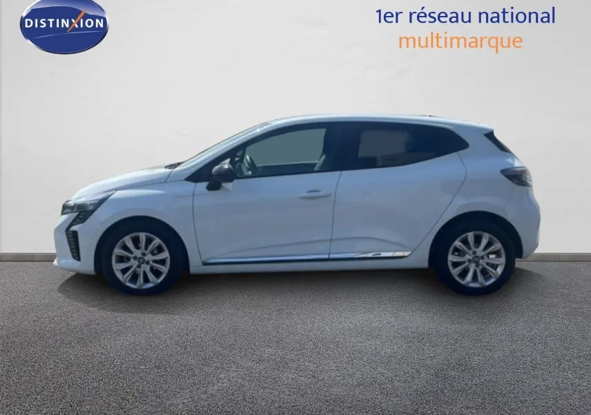 Profil côté gauche d'une Renault Clio blanche 2025, compacte avec jantes alliage et lignes épurées.