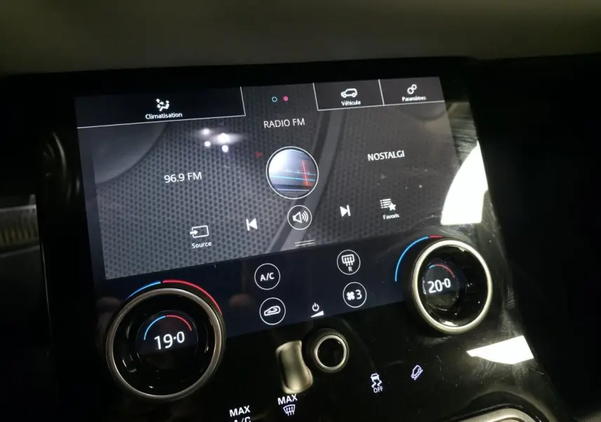 Gros plan sur l'écran tactile central et les commandes de climatisation du Range Rover Evoque 2019.