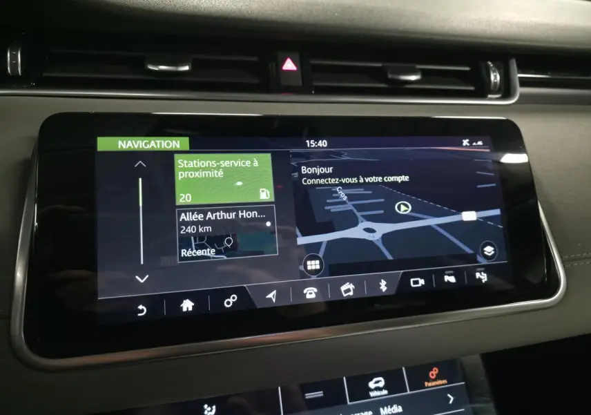 Écran tactile central du tableau de bord du Range Rover Evoque 2019 affichant la navigation et les options connectées.