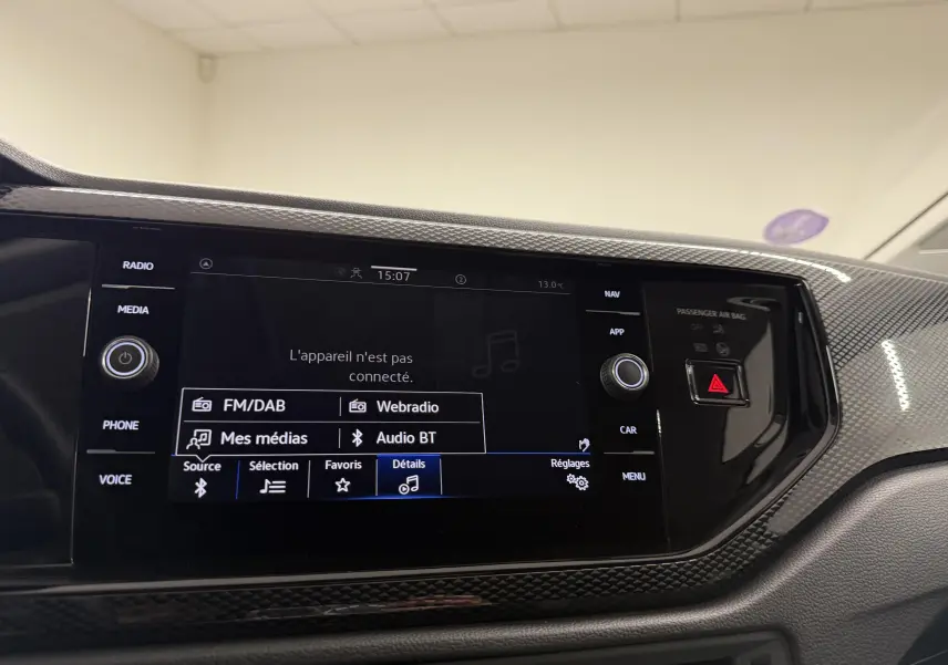 Écran tactile central du système audio Ready 2 Discover dans l'habitacle d'une Volkswagen Polo gris cendre.