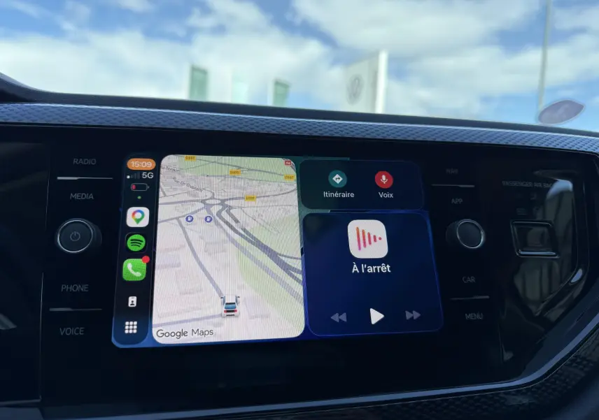 Écran tactile 8'' du système infotainment Ready 2 Discover dans Volkswagen Polo gris cendre, vue intérieure frontale.