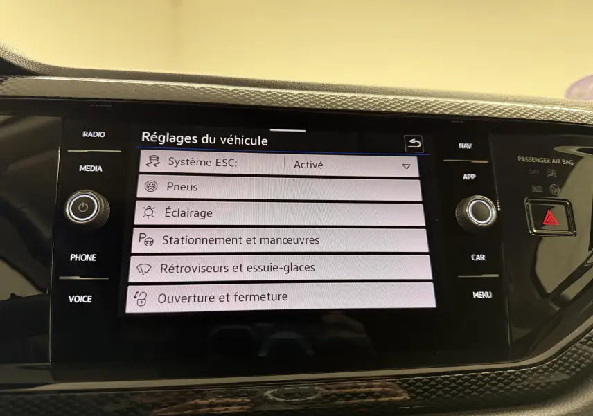 Écran tactile central du tableau de bord de la Volkswagen Polo 2025 affichant les réglages du véhicule.