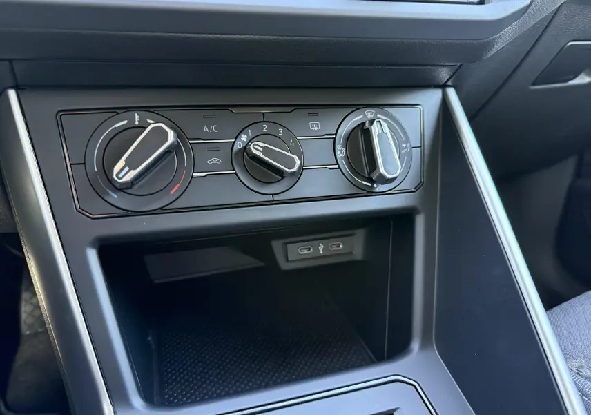 Vue rapprochée de la console centrale de la Volkswagen Polo 2025 avec commandes manuelles de climatisation et ports USB-C.