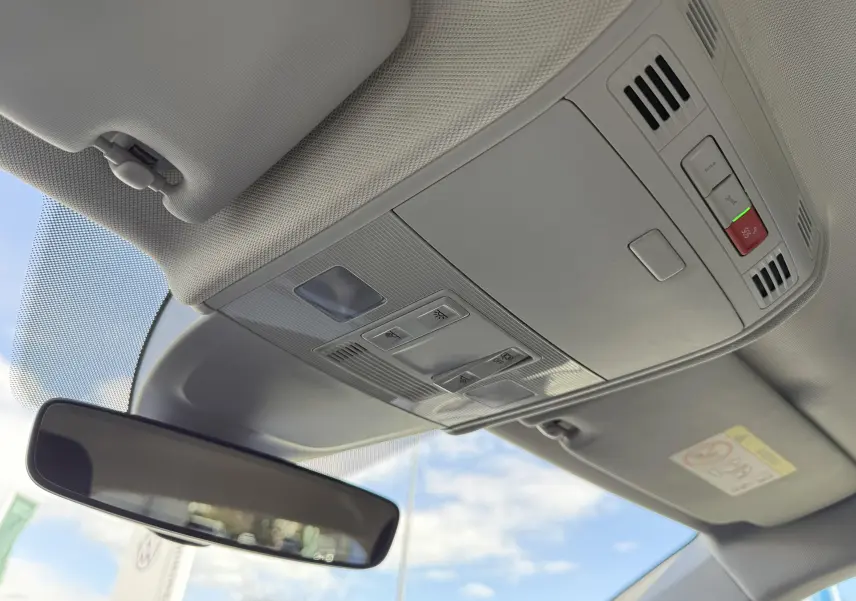 Vue intérieure du plafonnier gris clair avec commandes d’éclairage et rétroviseur intérieur d’une Volkswagen Polo 2025.