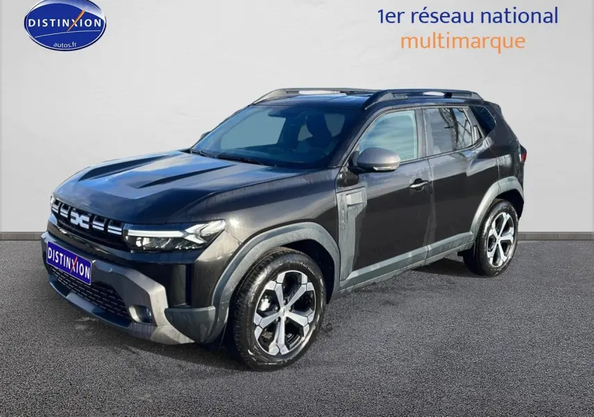Dacia Duster noir vue 3/4 avant droit, avec jantes alu et barres de toit visibles sur fond neutre.