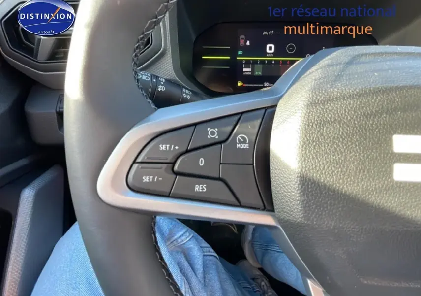 Gros plan sur les commandes multifonctions à gauche du volant du Dacia Duster 2026, intérieur noir.