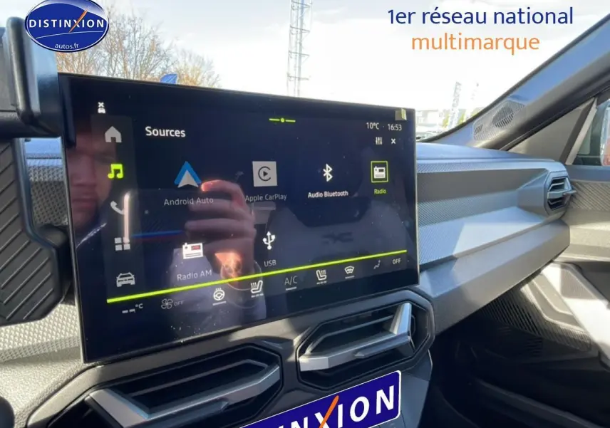 Vue intérieure du tableau de bord du Dacia Duster noir 2026, avec écran tactile central et aérateurs hexagonaux.