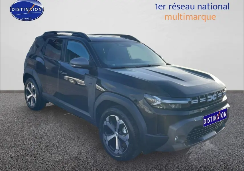 Dacia Duster noir vue 3/4 avant droit, avec jantes alu et barres de toit visibles sur fond neutre.