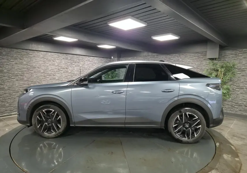 Peugeot 3008 bleu en vue profil côté gauche, avec jantes alliage noires et toit noir brillant.