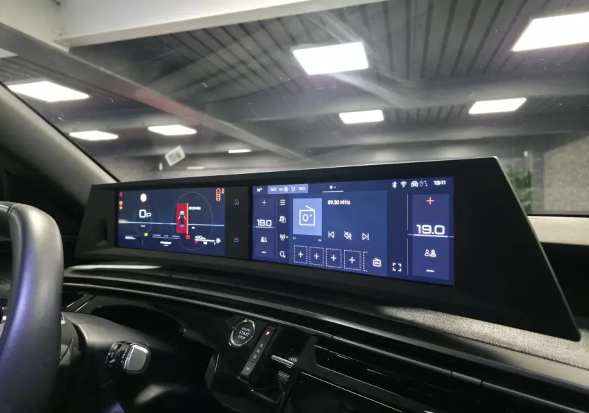 Vue intérieure du tableau de bord du Peugeot 3008 bleu 2025, avec double écran HD panoramique et commandes numériques.