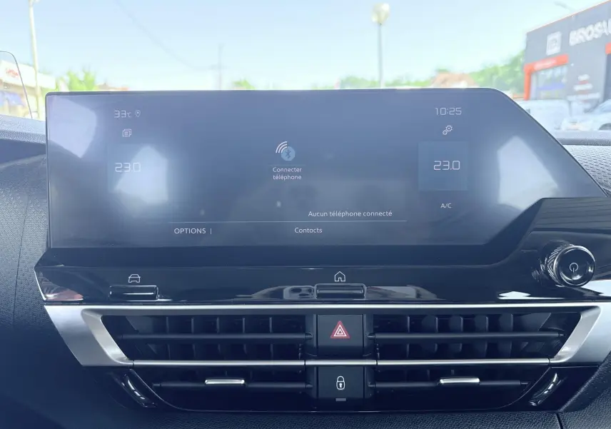 Vue rapprochée de l’écran tactile central et des aérateurs noirs du tableau de bord de la Citroën C4 2023.