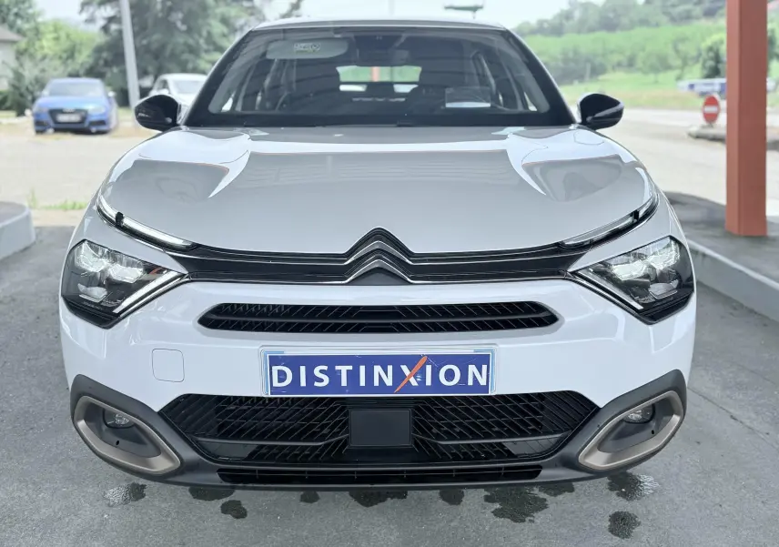 Vue avant d'une Citroën C4 blanche 2023 avec calandre noire et détails gris autour des antibrouillards.
