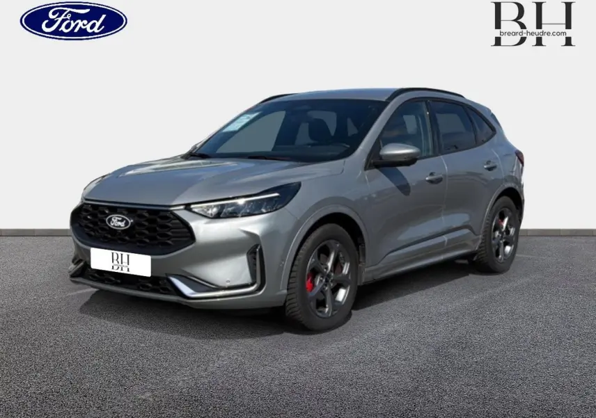 Ford Kuga gris Solar métallisé en 3/4 avant droit, avec jantes alliage et étriers de frein rouges visibles.
