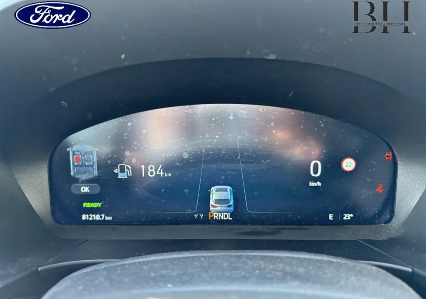 Tableau de bord numérique du Ford Kuga 2024 affichant la vitesse, autonomie et indicateurs de sécurité.