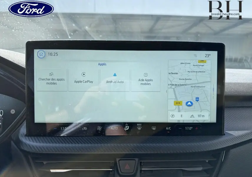 Écran tactile central affichant la navigation et applications, intérieur noir du Ford Kuga 2024 vue de face.