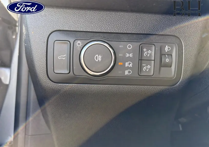 Gros plan sur les commandes d’éclairage intérieures du Ford Kuga 2024, avec finition noire texturée.
