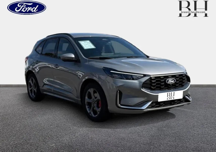 Ford Kuga gris Solar métallisé en vue 3/4 avant droit avec calandre noire et jantes alu sport.