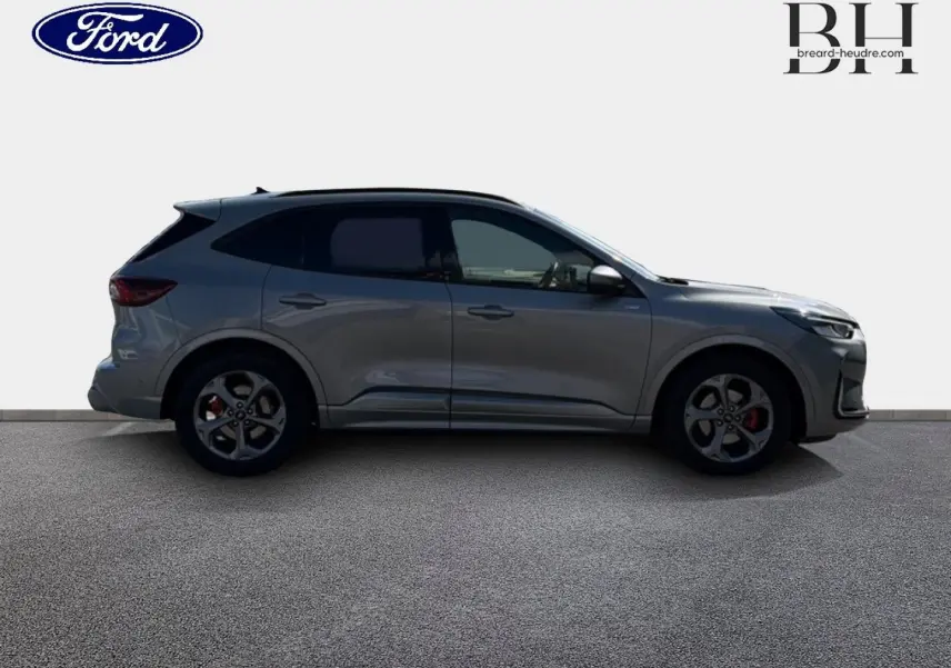 Ford Kuga 2024 gris Solar métallisé en profil droit, avec jantes alliage et étriers de frein rouges visibles.