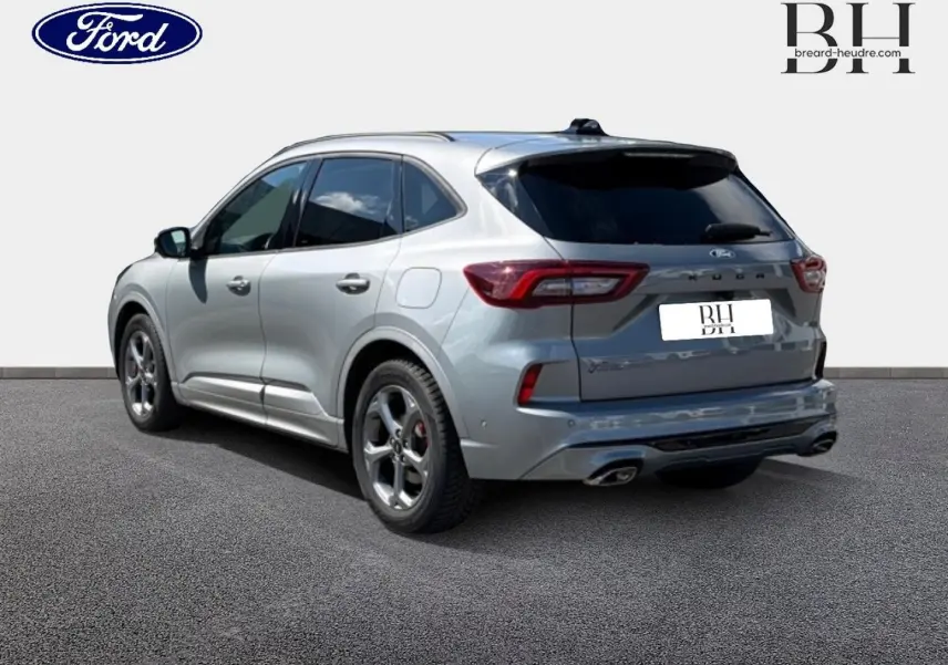 Ford Kuga gris Solar métallisé vu en 3/4 arrière droit avec jantes alliage et double sortie d'échappement chromée.