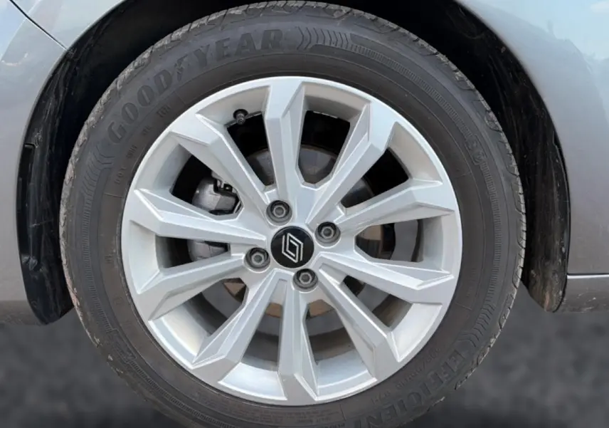 Gros plan sur la roue avant droite gris foncé d'une Renault Clio V avec jante alliage à motifs géométriques.