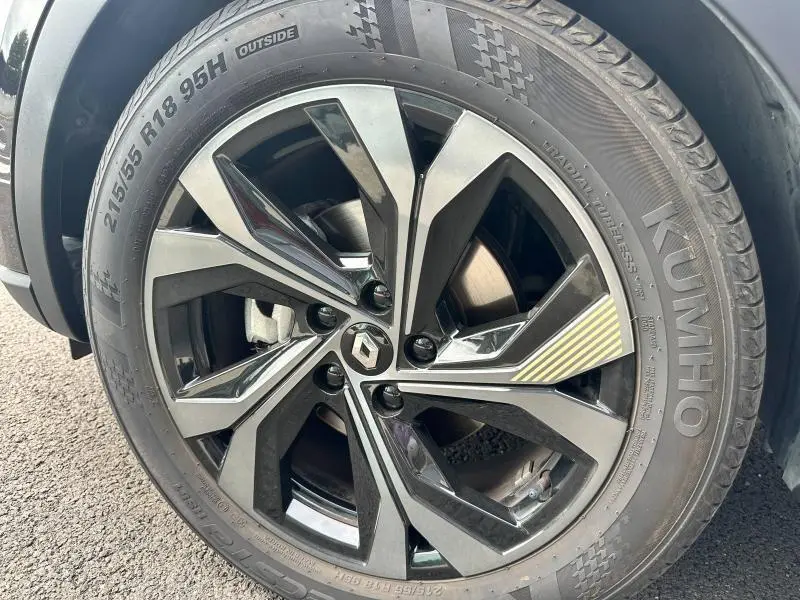 Gros plan sur la jante alu noire et grise du Renault Arkana 1.6 E-Tech 145ch full hybrid esprit Alpine 2023.