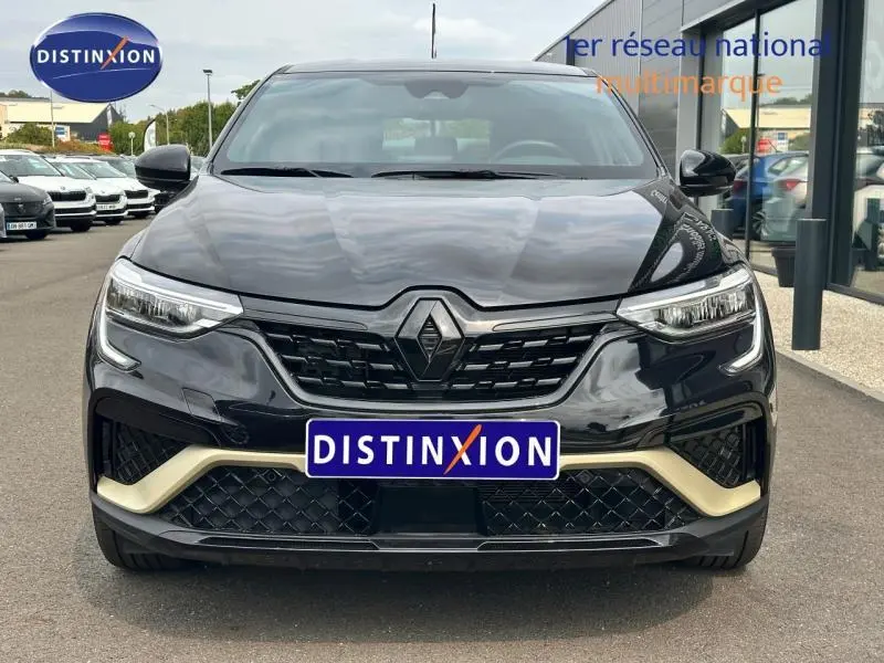 Vue frontale d'une Renault Arkana noir métal avec calandre noire et détails beige clair sur le bouclier avant.