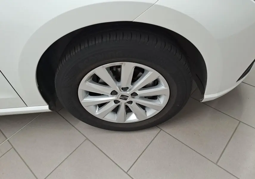 Gros plan sur la roue avant gauche d'une SEAT Ibiza blanc candy 2023 avec jante alliage et pneu ecoWing.