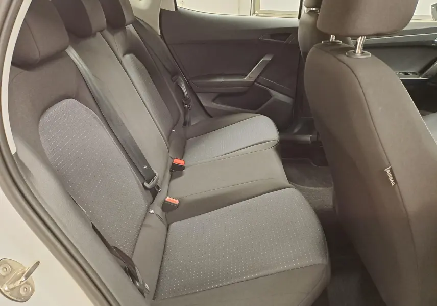 Vue intérieure côté gauche des sièges arrière noirs de la SEAT IBIZA 2023 blanc candy, finition Style Business.