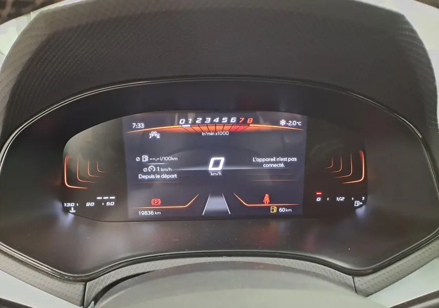 Tableau de bord numérique de la SEAT IBIZA 2023, affichage du compteur et informations de conduite en gros plan.