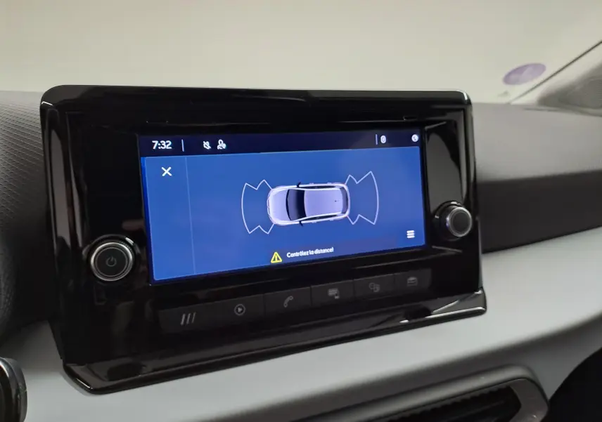 Écran tactile central affichant l'alerte de distance dans l'habitacle d'une SEAT Ibiza blanc candy 2023.