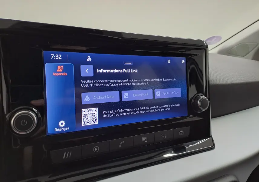 Écran tactile central du tableau de bord de la SEAT Ibiza 2023, affichant les options Android Auto et Apple CarPlay.