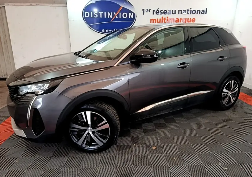 Peugeot 3008 gris foncé vue de profil côté gauche, avec jantes alliage et feux LED avant allumés.